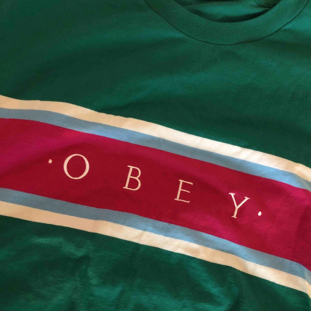 GRATIS FRAKT  cool tisha från märket OBEY, riktigt cool men har aldrig kommit till användning tyvärr:( tröjan är L och jag har egentligen S så jag änvänder den som oversized . T-shirts.