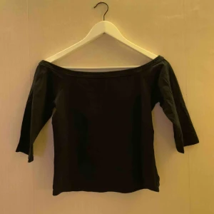  - Croppad off-shoulder topp från bikbok.   Jag kan mötas upp i Borås, eventuellt Göteborg, annars står köparen för frakten. 