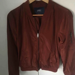  - Bomberjacka XS höst och vårjacka. Köparen står för frakten och säljaren står inte för slarv från PostNord