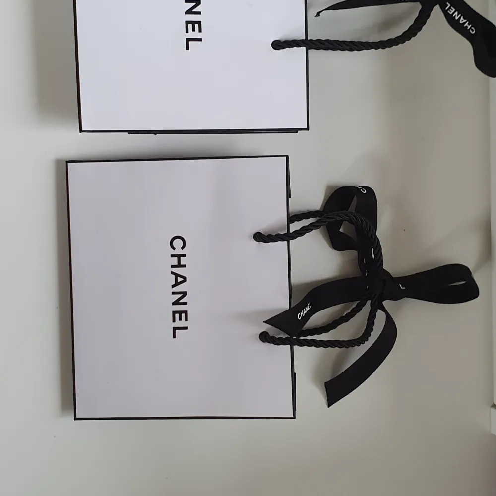 2 stycken gulliga små Chanel påsar med Chanel band. Super fint skick och kan användas som inrednings detalj🦋 betalning via swish och köparen står för frakt🦋. Övrigt.