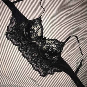  - Push up Bh/topp från hunkemöller, jättesnyggt att ha under en kavaj t.ex.!! Köpt för 549kr. Har använt den bara en gång! FRAKT INGÅR!! 