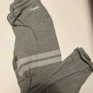  - Helt oanvända mjukisbyxor i från Stronger, storlek M, justerbara i midjan. Ordinarie pris 599