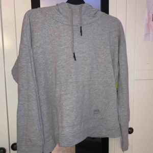  - Ljusgrå tränings tjocktröja. Kan även användas som S. Aldrig använd, prislapp sitter kvar. Kan skicka fler bilder vid förfrågan. Köparen står för frakt😊