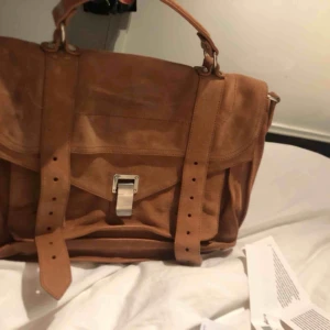  - En beige/brun mocka väska från Proenza Schouler. Köpt på en butik som nu ej finns längre i Stockholm. Köpte den för 15950 kronor. Väskan är såklart äkta (sista bilden). Finns dustbag samt ett längre band. Skriv för fler bilder💓