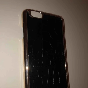  - Guld med svart fake ormskinn mobilskal 