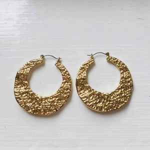  - Guldiga örhängen från &OtherStories fint skick Pris inkl frakt: 65 kr