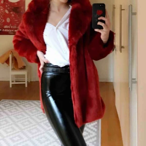  - Röd lång fakepäls från H&M. Köpt för 500, nypris 150. Varm och funkar både på vinter och höst. Bra skick