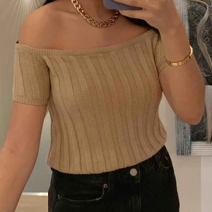  - Ribbad offshoulder topp från NA-KD. Ej använd, prislappen sitter kvar!