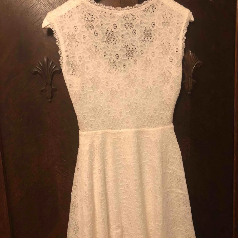 Fin vit klänning som är perfekt till student/skolavslutning och sommaren. Använd endast en gång och är i fint skick! Spetsdetaljer med en liten v-ringning. Fler bilder kan skickas! . Klänningar.