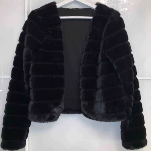  - En tunnare pälsjacka från Ginatricot som passar till våren.  Utan fickor. Använd fåtal gånger. Tar emot swish✨