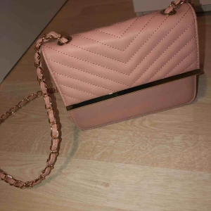  - Sidoväska oanvänd i nuderosa färg har redan en ja använder ofta onödigt att ha två 