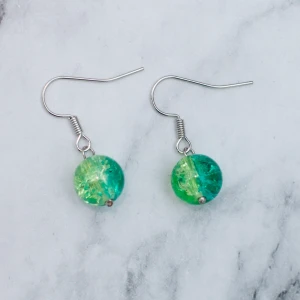 Örhängen m. gröna glaspärlor  - Fina örhängen med tvåfärgade glaspärlor. Nickelfria. Fri frakt vid köp över 100:-.