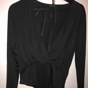  - En svart body från Nelly, har använt den 1 gång storlek S 