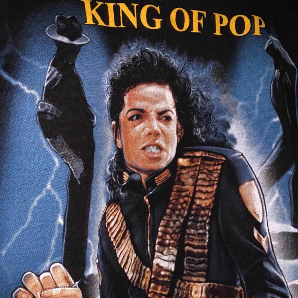 Michael Jackson tröja i stl S, men liten så passar en xs mer. Bra men använt skick. Frakt ingår i priset på 100 kr. . T-shirts.