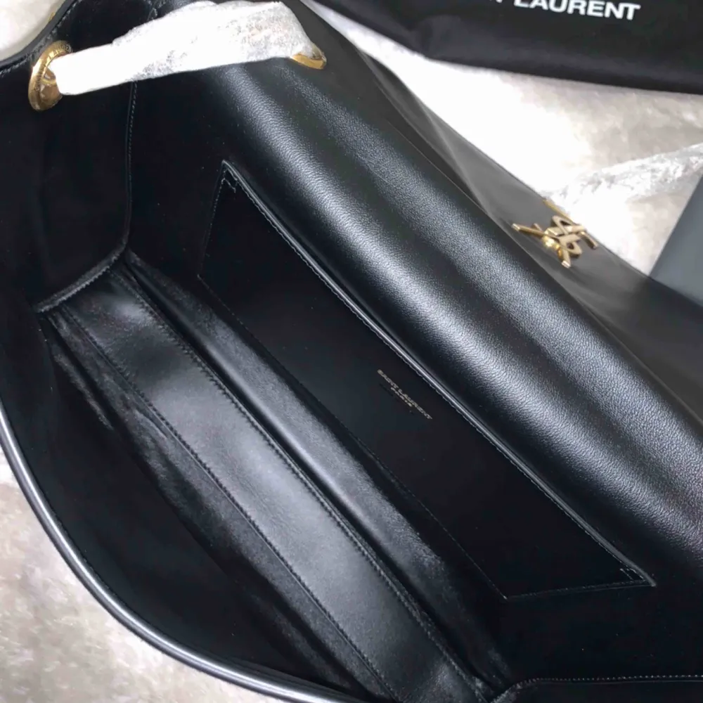 SAINT LAURENT KATE REVERSIBLE in smooth leather and suede, two-in-one bag, as shown. Purchased at Harrods in 2019. More pictures, details, info will be provided to serious buyers. Great condition. Originally retails for 16.500 SEK. SERIOUS BUYERS ONLY. Väskor.