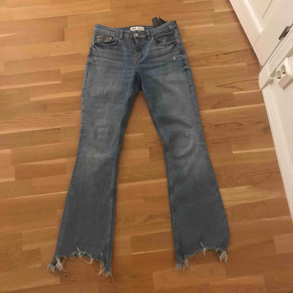 Ursnygga bootcut jeans från Zara i den perfekta jeans färgen. Säljer då de tyvärr blivit för små. Perfekt skick, enbart använda 5 gånger. Hör gärna av dig vid mer frågor💕👍🏻. Jeans & Byxor.
