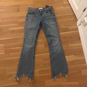  - Ursnygga bootcut jeans från Zara i den perfekta jeans färgen. Säljer då de tyvärr blivit för små. Perfekt skick, enbart använda 5 gånger. Hör gärna av dig vid mer frågor💕👍🏻