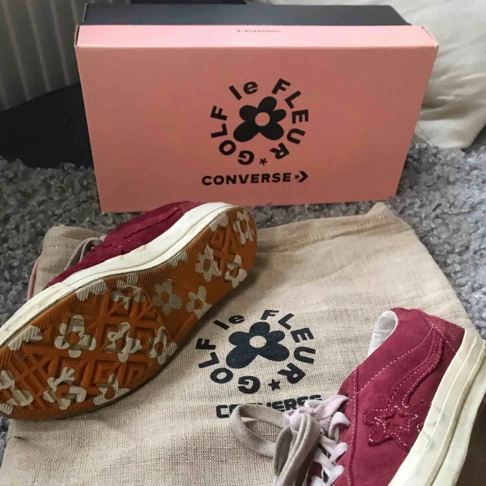 Golf le Fleur skor. Köptes för ungefär för 1 år sedan och är som nya. Har dustbag, kartong och extra skosnören kvar. . Skor.