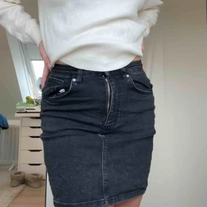  - En svart jeanskjol från Zara. Skriv för mer info/bilder. Frakt tillkommer.