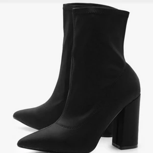 Svarta heels  - Jättefina stövletter i storlek 38 med bred passform. Aldrig använda och i toppen skick. 😍 Nypris:520kr. Högsta bud vinner 