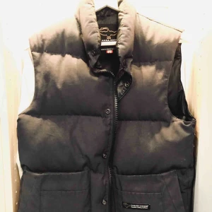 - Cg väst militärgrön , använd fåtal gånger . Jätte snygg . Äkta givetvis . Står strl Xxs men eftersom att canada goose varor är större i storlekarna så passar denna en XS - M skulle jag säga . Passar både tjejer och killar.