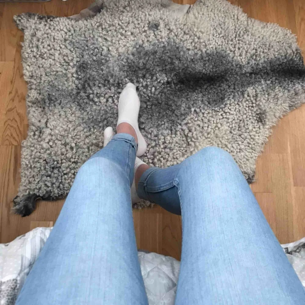 Jättefina ljusblåa jeans i storlek XS. Använda någon enstaka gång så de är i nyskick! Kan mötas upp i Uppsala eller frakta🥰. Jeans & Byxor.