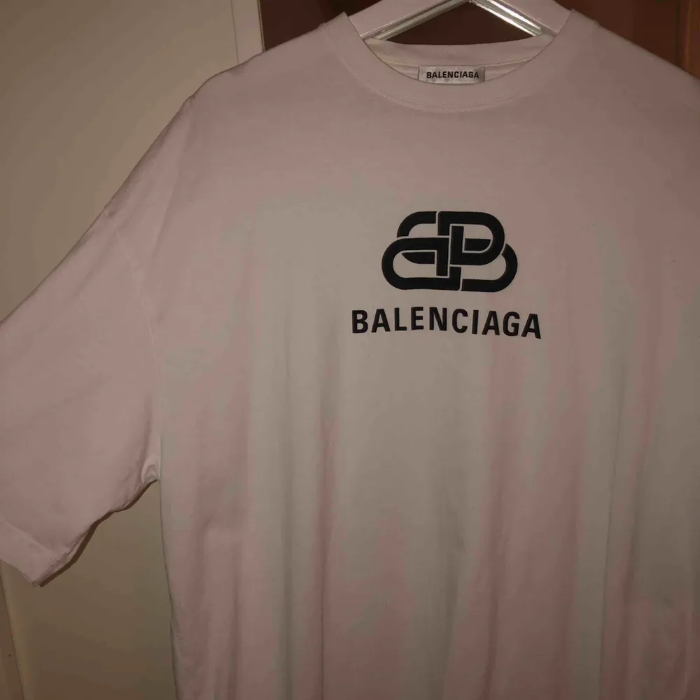 Knappt använd balenciaga tröja som är köpt på Nk i stockholm, kvitto finns!!. T-shirts.