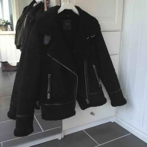 Vinterjacka - Snygg vinter/vårjacka i ”mocka”, knappt använd, nypris: 850kr 💞