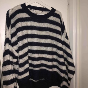  - Vit och mörkblå stickad tröja från HM i storlek L, tröjan är i gott skick. 