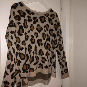  - Leopard tröja från H&M i storlek M, tröjan är i bra skick