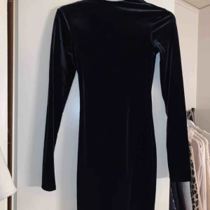  - Tight klänning i sammet. Kan frakta! :) 