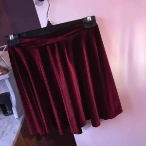  - Sammetskjol. Ganska kort, jag är 164 lång.  Betala gärna med swish. Frakt blir 35 kr. Kan samfrakta om du köper flera varor av mig!