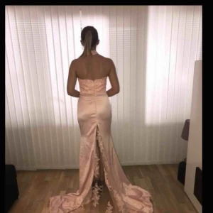  - Suuupervacker balklänning. Aldrig använd då den inte passar mig 