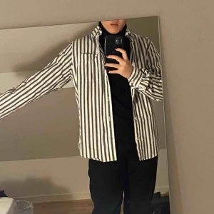  - Vintage Tommy Hilfiger-skjorta! Vit- och grårandig i storlek XS. Skulle snarare säga att det är en S, så det är herrmodell. 80-talsstruk. 