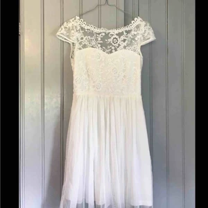  - Vit klänning med spets upptill från märket Vila. Perfekt till student, grundent, konfirmation osv;) Använd 1gång. (Originalpris- 600kr)