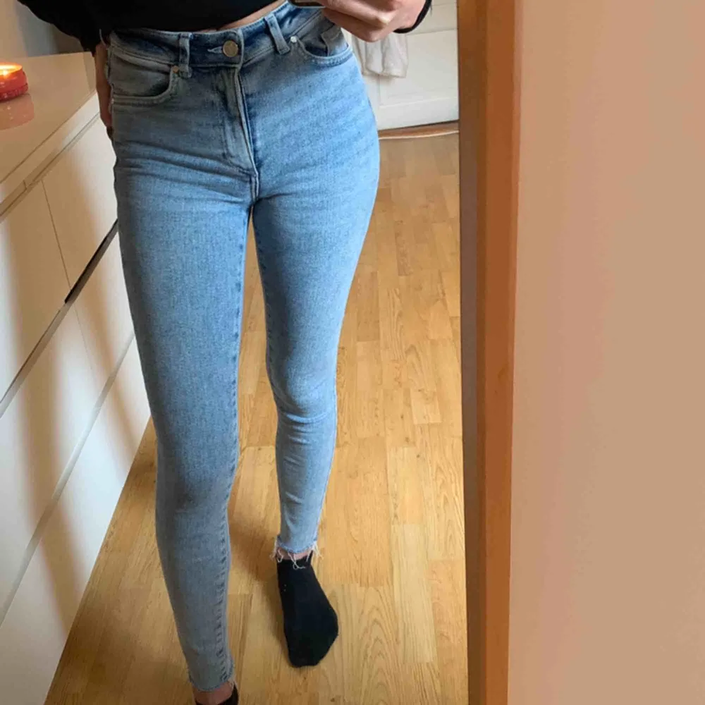 Skitsnygga jeans från Bikbok. Jättebra skick🥰. Jeans & Byxor.