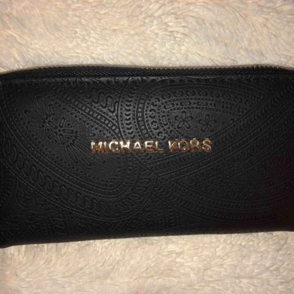 A-Kopia michael Kors plånbok! Super fin och den är oanvänd!✨ frakt tillkommer . Väskor.