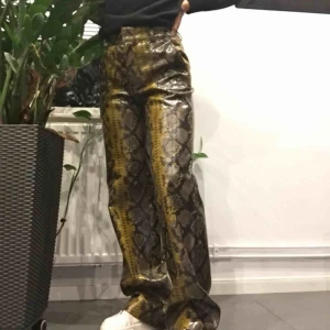  - Ett par coola byxor i glansigt material från Zara! Använda 1 gång, mycket fint skick! Ordinariepris: 700kr 