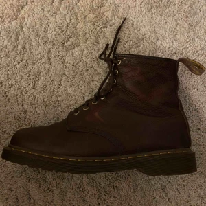  - Dr Martens Skor, cond 9/10. Storlek 43. Priset kan diskuteras 