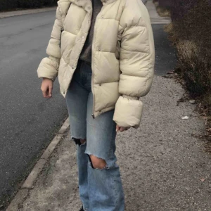  - Snygga blå, raka jeans från Monki. Har lite slitningar mellan låren men inget man tänker mycket på!! En av de man sätter skärp i är sönder, men det syns knappt och det funkar att ha skärp ändå. Nypris:500 kr