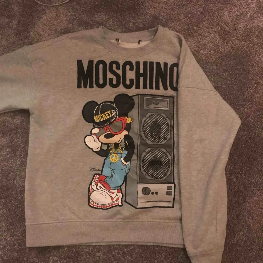 Säljer en skit cool grå collage tröja med tryck ifrån hm x Moschino!💫💯 Storlek: M Tryck på med plastigt material.   . Tröjor & Koftor.