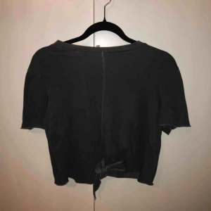  - Croptop, knyte i midjan