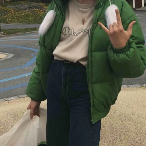  - Säljer denna jättesnygga och trendiga jacka från five seasons! Jättecool och perfekt till sportlovet☺️ priset kan absolut disskutetas💗Storleken är 38 men jag har ca 34 i vanliga fall och den funkar utmärkt. Tror den passar lite större storlekar också.