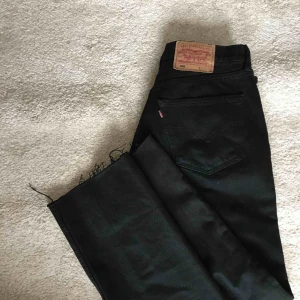  - Ett par snygga Levis 501or i bra skick, köpta begagnade. Med ett hål på ena knät!!