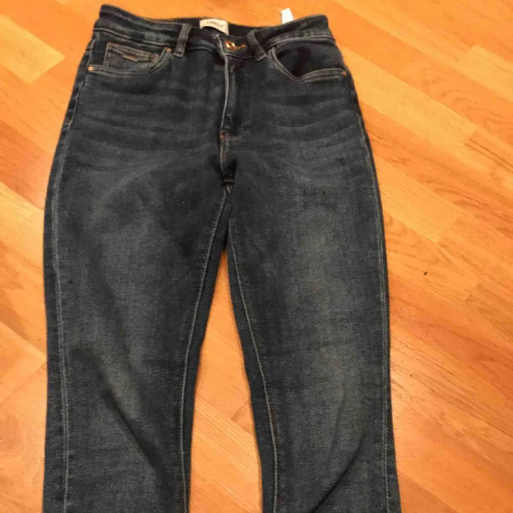 Köpta från Vero Moda, använda ett fåtal gånger. Ett skönt material passar storlek S. Köpare står för frakten!. Jeans & Byxor.