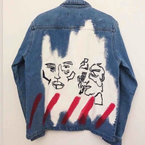  - Rak, oversized och retro jeansjacka. Målad och designad av vårt UF-företag Ex Animo UF. Snyggt oversized för S samt M och storlekar upp till L-XL. Håller i tvätten. 