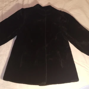  - Svart kappa, fuskpäls