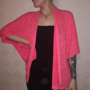  - Tunn kofta i stark färg!   Kolla in min sida för mer, samfraktar gärna 🌺