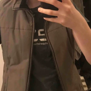  - Säljer min snygg väst som är köpt på secondhand riktigt fet!