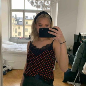  - Sött linne från Zara i storlek S. Låg i ryggen. Bra skick! Frakt tillkommer💕